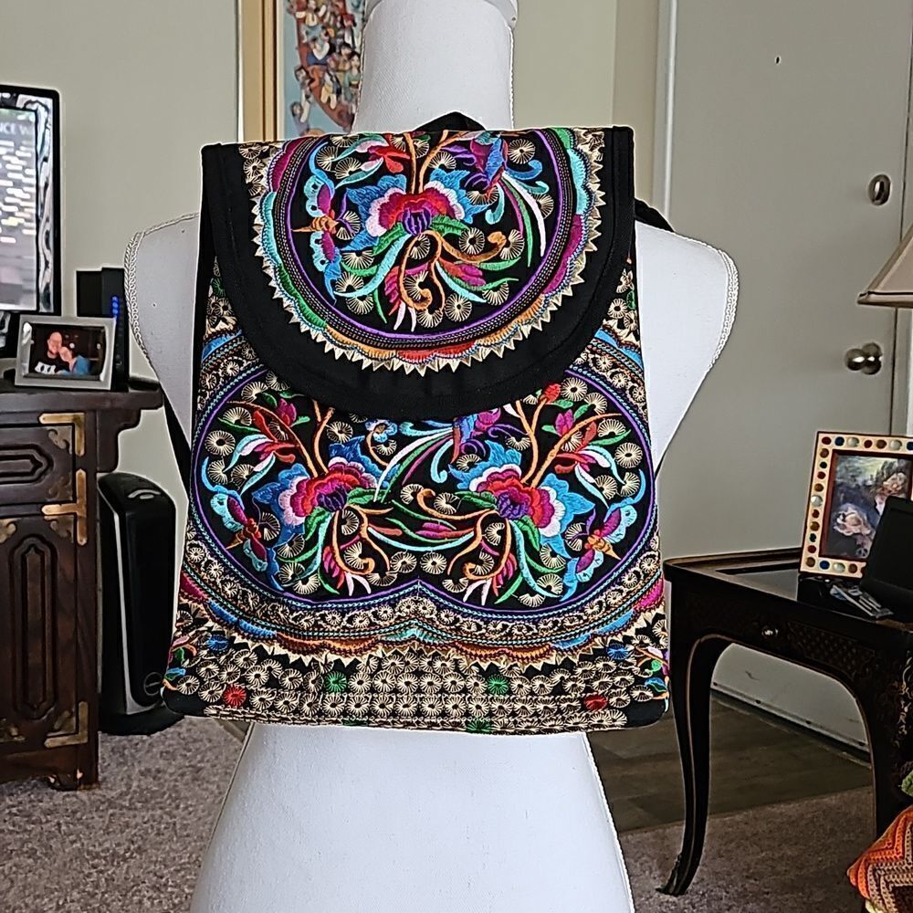 NWOT Floral design embroidered backpack